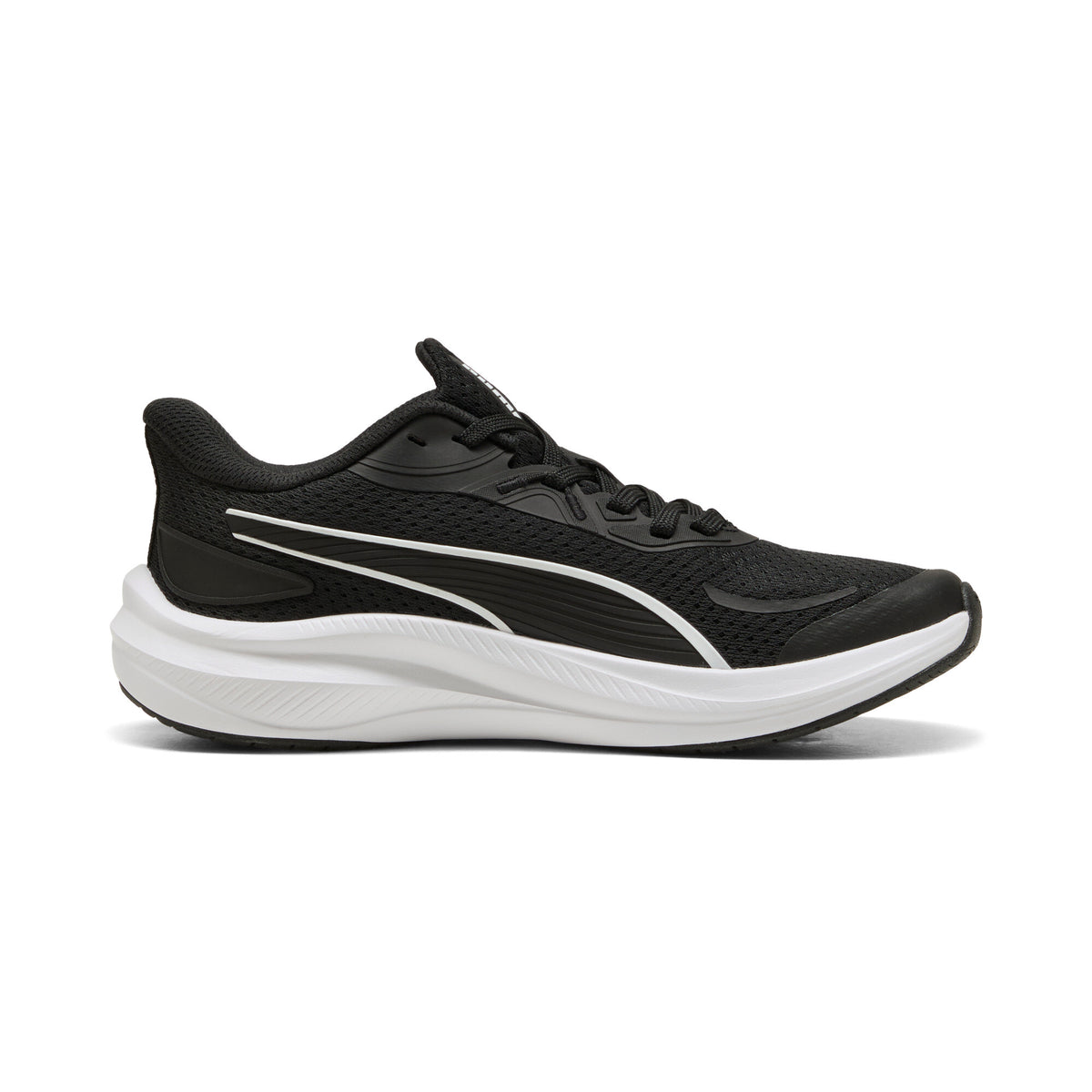 נעלי ספורט Puma שחור-לבן עם שרוכים וסוליה לבנה