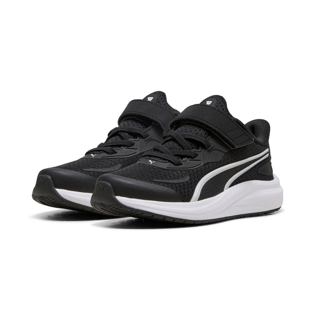 נעלי ספורט Puma שחור-לבן, מבט צד עם רצועה סקוטש וסוליה לבנה