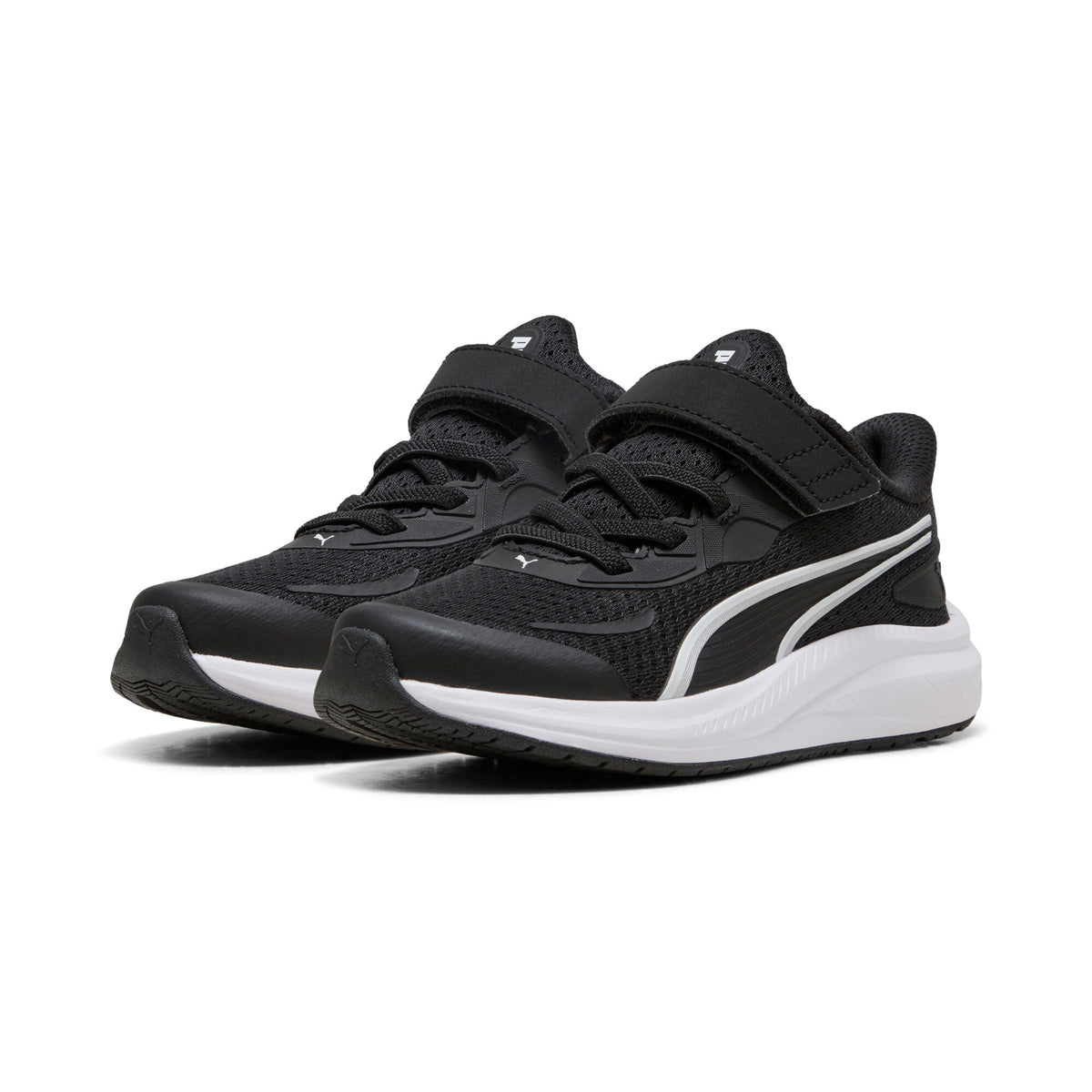 נעלי ספורט Puma שחור-לבן, מבט צד עם רצועה סקוטש וסוליה לבנה
