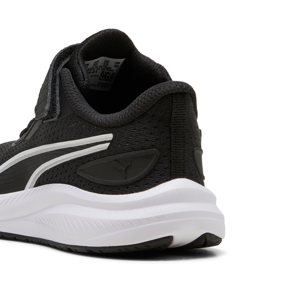 נעלי ספורט Puma שחורות עם טקסטורה, מדף צד לבן וסוליה לבנה