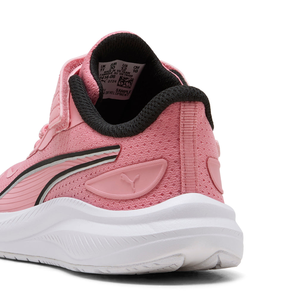 נעלי ספורט לילדות Puma מבט צד פנימי: ריפוד שחור, מדרס ורוד ורצועת סקוץ׳