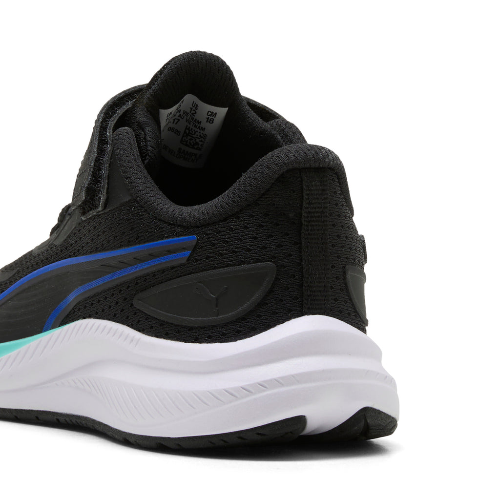 נעלי ספורט לילדים שחורות במבט צד, כולל לוגו Puma והסוליה הלבנה