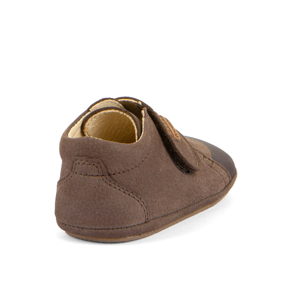 נעלי טרום הליכה חומות עם בטנה בהירה ותפרים דקורטיביים