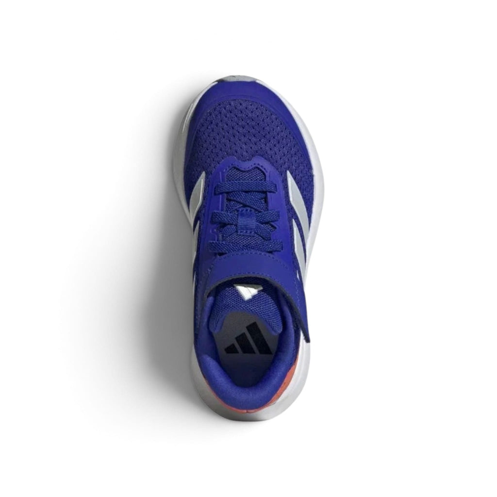 נעל ספורט כחולה של Adidas מזווית קדמית, שרוכים וסוליה לבנה