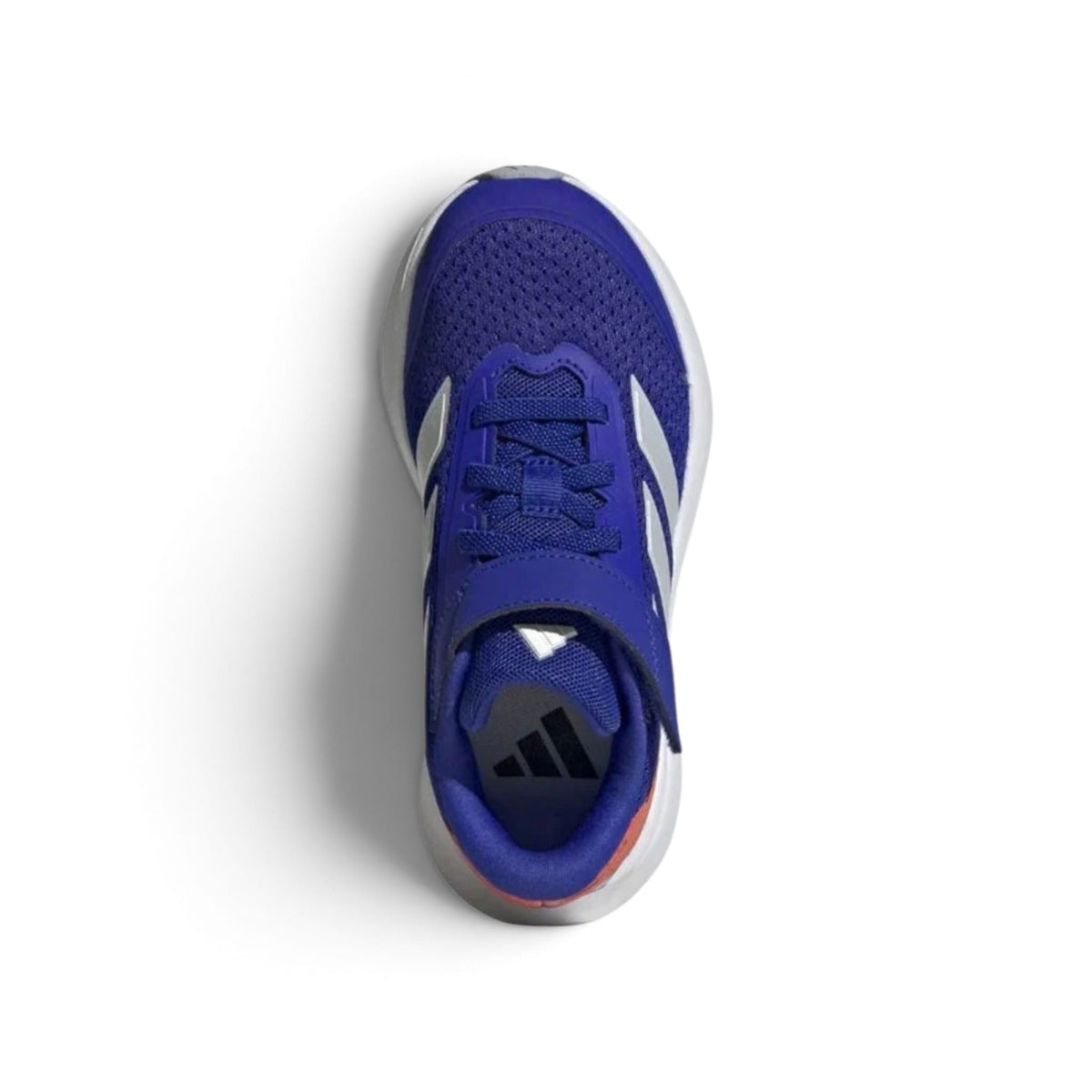 נעל ספורט כחולה של Adidas מזווית קדמית, שרוכים וסוליה לבנה